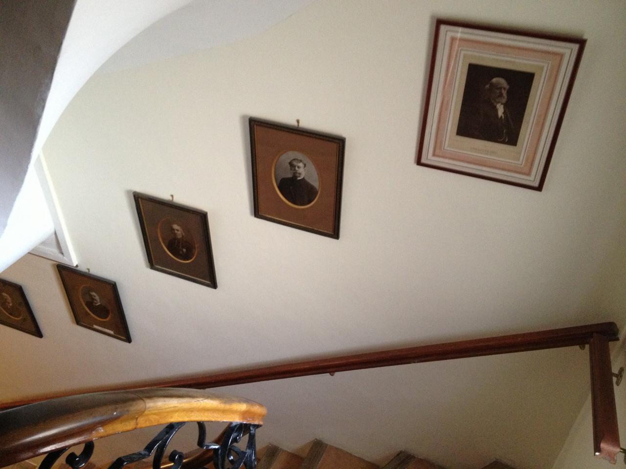L'escalier est orné des portraits d'académiciens